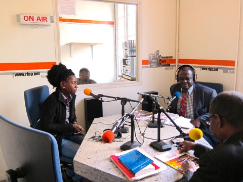Rhode Makoumbou interviewée dans les studios de la radio Fréquence Paris Plurielle