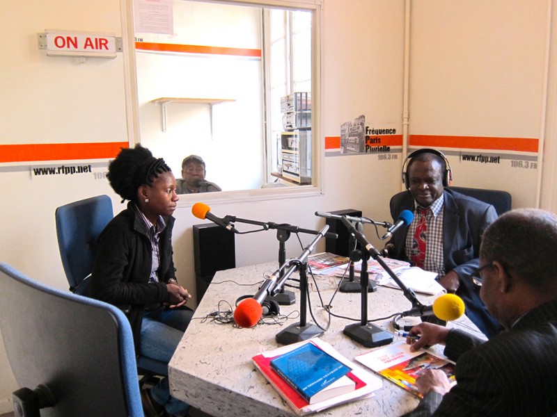 18 april 2010 › Rhode Makoumbou interviewée dans les studios de la radio Fréquence Paris Plurielle.