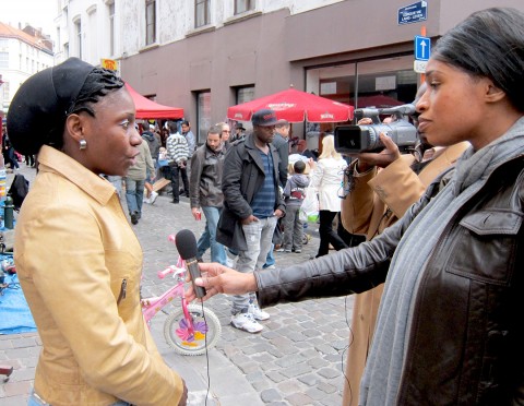 18 septembre 2010 › Rhode Makoumbou interviewée par la journaliste Mona MK (Bel'Afrika).