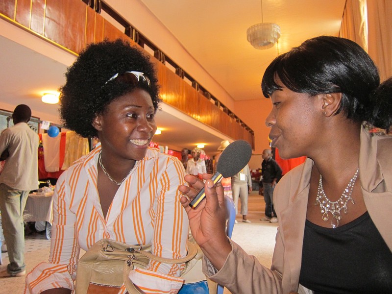 16 augustus 2012 › Rhode Makoumbou interviewée par la journaliste Raïssa Damba (Radio Mucodec).