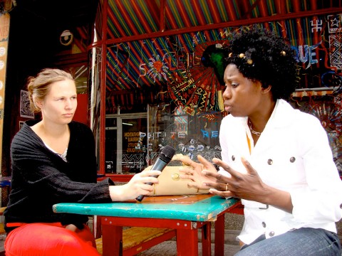 Rhode Makoumbou interviewée par la journaliste Tine Vanhee