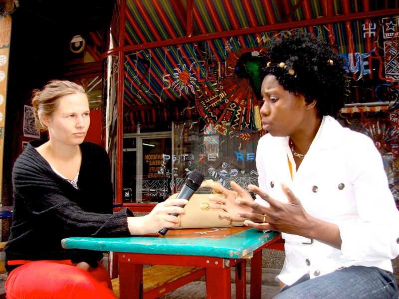 31 mai 2008 › Rhode Makoumbou interviewée par la journaliste Tine Vanhee.