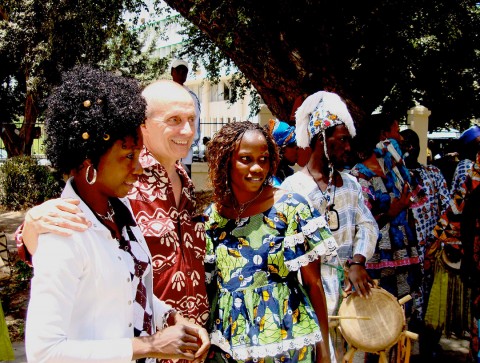 Rhode Makoumbou, Marc Somville et un groupe musical