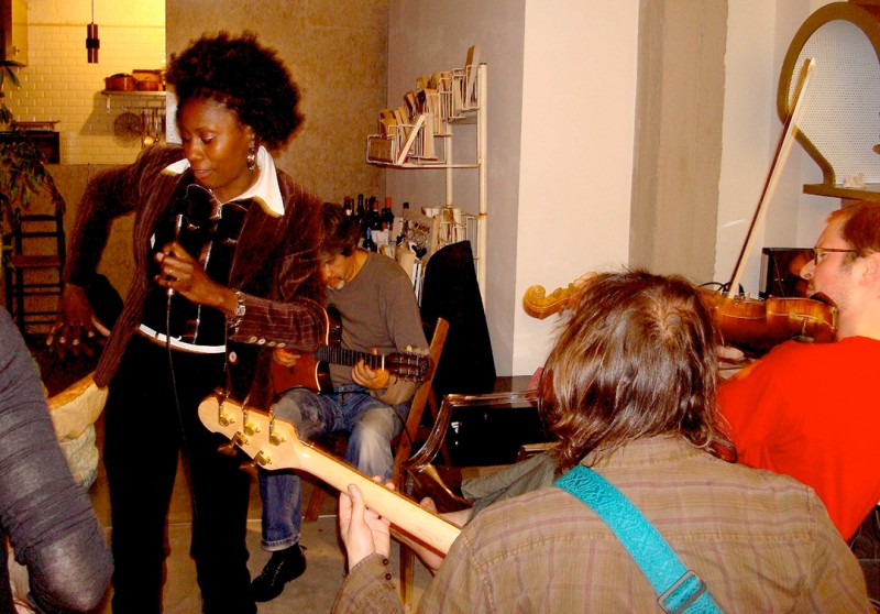 12 juli 2008 › Rhode Makoumbou met le feu chez la critique d'art Carolina Serra.