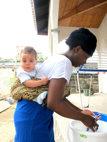 20 août 2012 › Rhode Makoumbou portant son fils Quentin et en plein travail de lessive !