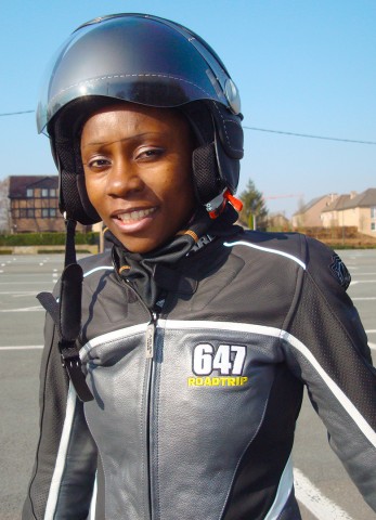 Rhode Makoumbou prête pour le premier départ en moto !