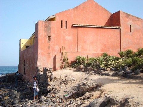 Rhode Makoumbou sur l'Île de Gorée, devant la Maison des Esclaves