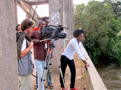 Rhode Makoumbou sur le pont de la rivière Le Djoué, pendant le tournage du film «Ntinta (Couleur)» de Jean-Marc Poaty
