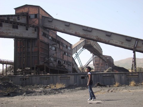 28 juli 2008 › Rhode Makoumbou sur le site d'une ancienne mine de charbon fermée en 2001.
