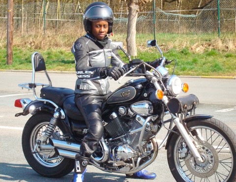 02 april 2009 › Rhode Makoumbou très déterminée avant le premier départ en moto !