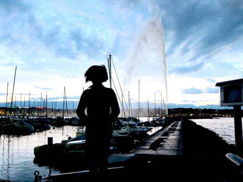 28 mei 2010 › Silhouette de Rhode Makoumbou dans la tombée de la nuit, devant le jet d'eau du Lac Léman.