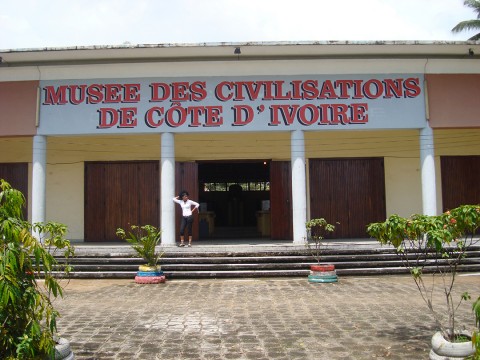 05 november 2008 › Visite de Rhode Makoumbou au Musée des civilisations de Côte-d'Ivoire.