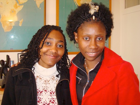 07 avril 2009 › Aimée Koulounda (stagiaire au quotidien «Les Dépêches de Brazzaville») et Rhode Makoumbou.