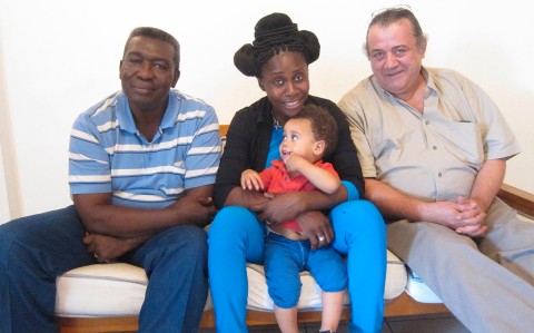 18 september 2013 › Emile Tambaud, Rhode Makoumbou avec son fils Quentin et Lionel Sanz (Site Congo-déchaîné).