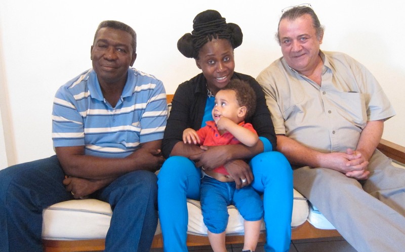 18 septembre 2013 › Emile Tambaud, Rhode Makoumbou avec son fils Quentin et Lionel Sanz (Site Congo-déchaîné).