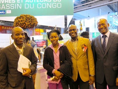19 mars 2011 › Jackson-Darius Mackiozy-Bansimba, Rhode Makoumbou et les écrivains Jean-Aimé Dibakana et Charlemagne Moukouta.