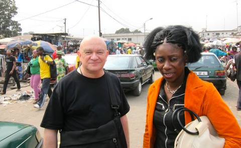 07 augustus 2010 › L'artiste peintre belge Willy Wolsztajn et Rhode Makoumbou au «Marché Total».