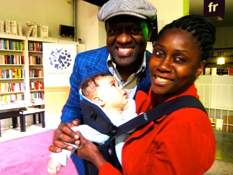 25 septembre 2012 › L'écrivain congolais Alain Mabanckou avec Rhode Makoumbou et son fils Quentin.