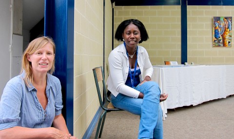 22 juli 2010 › L'écrivaine anglaise Helen Stevenson (traductrice des romans d'Alain Mabanckou) et Rhode Makoumbou.