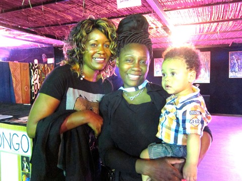 09 april 2013 › La chanteuse congolaise Sheryl Gambo avec Rhode Makoumbou et son fils Quentin.