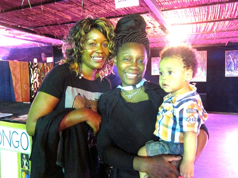09 avril 2013 › La chanteuse congolaise Sheryl Gambo avec Rhode Makoumbou et son fils Quentin.