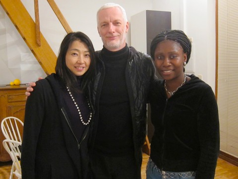 06 december 2010 › La chanteuse japonaise Tomomi, le peintre belge Patrick Gerola et Rhode Makoumbou.