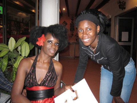 20 août 2010 › La cinéaste et actrice congolaise (vivant aux USA) Prisca Ouya et Rhode Makoumbou.