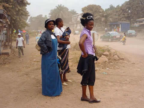 04 augustus 2009 › La peintre Florence Mbilampassi et Rhode Makoumbou sur la Route n°1.
