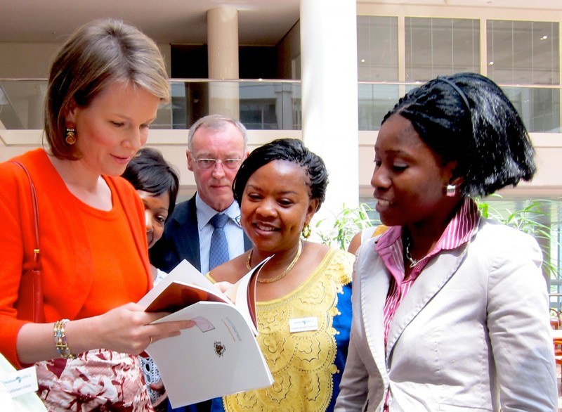 05 juni 2010 › La Princesse Mathilde de Belgique découvre le catalogue des oeuvres de Rhode Makoumbou.