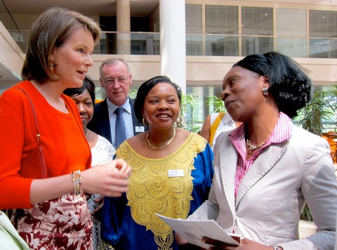 05 juni 2010 › La Princesse Mathilde de Belgique (devenue reine en juillet 2013) et Rhode Makoumbou.