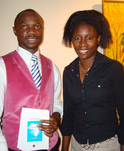 30 juin 2009 › Le comédien congolais Olivier Kayomo et Rhode Makoumbou.