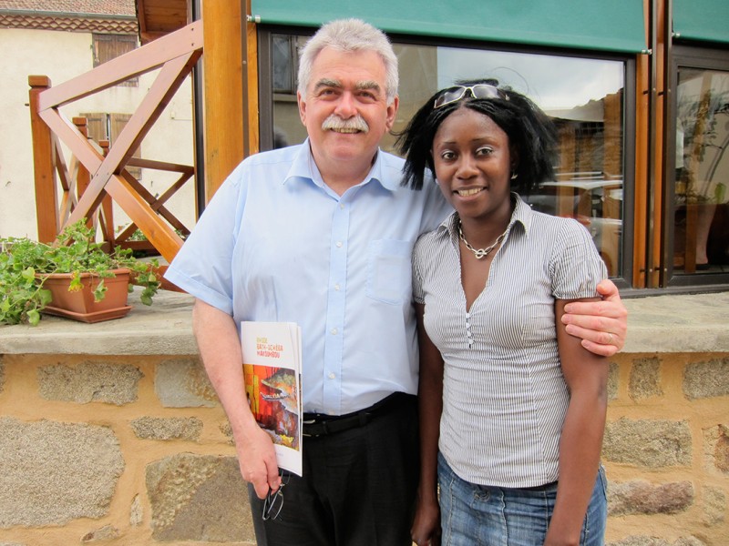 17 juillet 2010 › Le député André Chassaigne et Rhode Makoumbou.