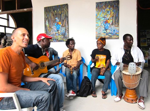 13 januari 2010 › Le groupe musical Lang'i (composé notamment de Kében, Gess et Oupta) dans la maison/atelier de Rhode Makoumbou.