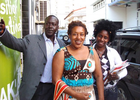 09 mei 2008 › Le peintre sénégalais Ibrahima Kebe, l'actrice américaine CCH Pounder (série policière américaine «The Shield») et Rhode Makoumbou.