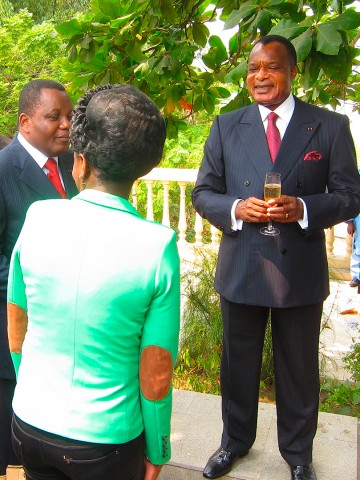 17 juillet 2013 › Le Président Denis Sassou N'Guesso adresse ses félicitations à Rhode Makoumbou, en compagnie de Jean-Claude Gakosso.