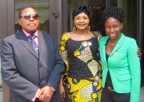 17 juillet 2013 › Le producteur Verckys Kiamuangana Mateta, la chanteuse Mbilia Bel et Rhode Makoumbou.