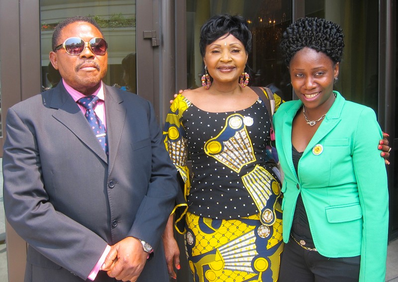 17 juli 2013 › Le producteur Verckys Kiamuangana Mateta, la chanteuse Mbilia Bel et Rhode Makoumbou.