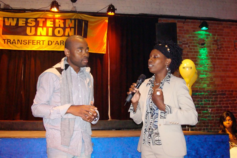 09 november 2007 › Le styliste camerounais Russel Ndengoue et Rhode Makoumbou.
