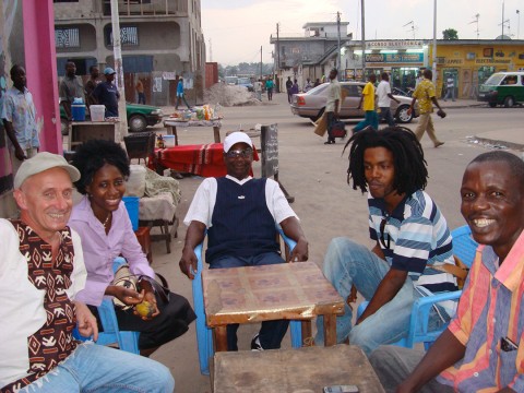 12 mai 2009 › Marc Somville et Rhode Makoumbou en compagnie des peintres David Makoumbou, Gastineau Massamba et Sylvestre Mangouandza.
