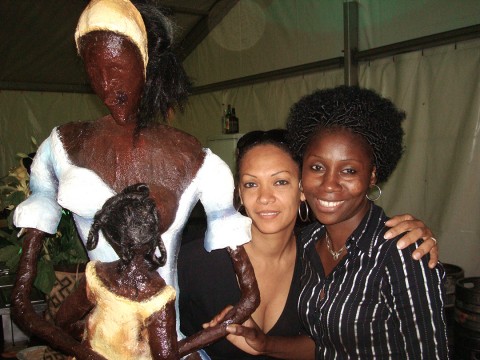 29 août 2009 › Monique Fodderie (patronne du Restaurant Inzia) et Rhode Makoumbou à la Fiesta Africa (événement organisé en parallèle à la Fiesta Latina).
