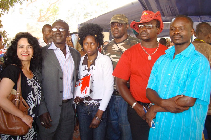 10 mai 2008 › Rhode Makoumbou avec Roxana Alvarado, Ibrahima Kebe et les peintres congolais Papy Malambu, Diki Dikisongele et Denis Matemo.