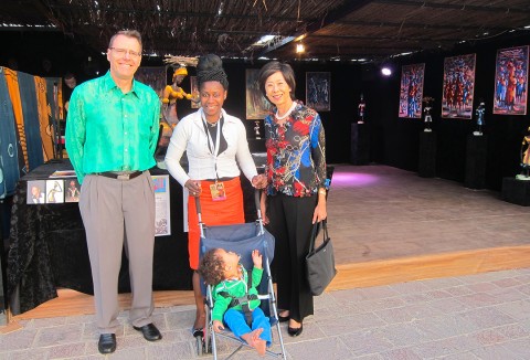 07 avril 2013 › Rhode Makoumbou (avec son fils Quentin) en compagnie de l'Ambassadeur belge Herman Merckx et de son épouse.