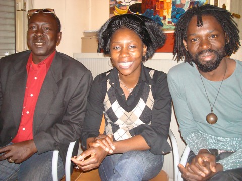 29 septembre 2009 › Rhode Makoumbou en compagnie de deux amis, le peintre sénégalais Ibrahima Kebe et le sculpteur congolais Freddy Tsimba.