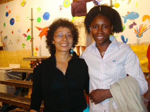 27 juin 2009 › Rhode Makoumbou en compagnie de l'artiste peintre brésilienne Inez Da Silva.