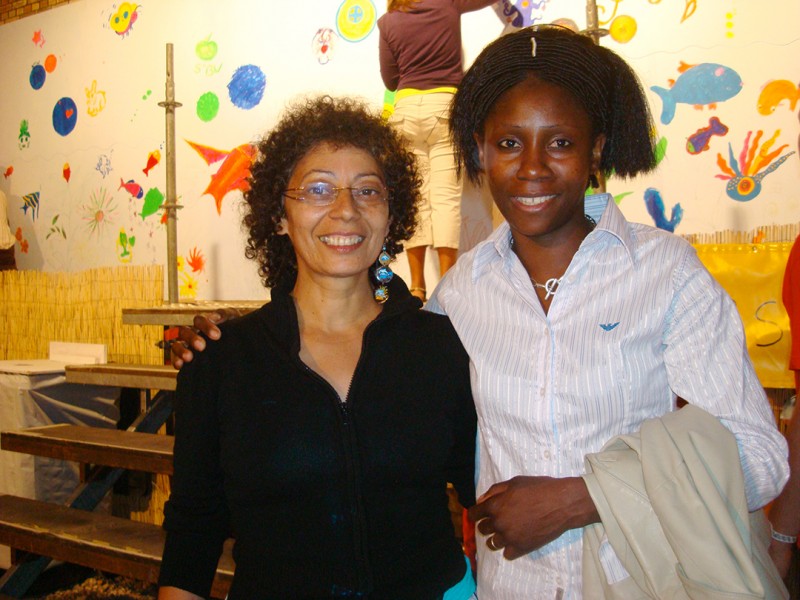 27 juni 2009 › Rhode Makoumbou en compagnie de l'artiste peintre brésilienne Inez Da Silva.