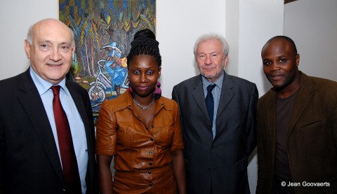 05 oktober 2012 › Rhode Makoumbou en compagnie de l'échevin Pierre Lardot, du bourgmestre Willy Decourty et l'échevin Béa Diallo.