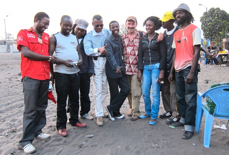 28 août 2010 › Rhode Makoumbou en compagnie de Mika, Moke-Fils, Bienvenu Nanga, Cheri Benga, Mfumu'Eto 1er, Berry Matundu et Freddy Tsimba.