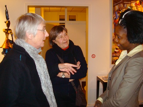 05 février 2009 › Rhode Makoumbou en compagnie de ses amies belges Cécile De Greef et Chantal Myttenaere.