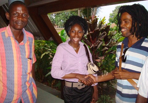 12 mai 2009 › Rhode Makoumbou en compagnie des peintres Sylvestre Mangouandza et Gastineau Massamba dans la célèbre école d'art de Poto-Poto.