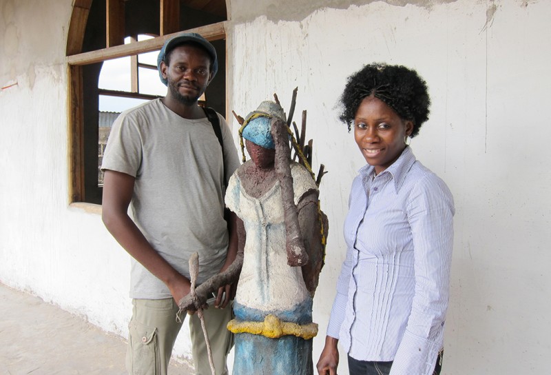 25 december 2009 › Rhode Makoumbou en compagnie du réalisateur Jean-Marc Poaty, auteur du film «Ntinta» (Couleur) consacré à son travail artistique.